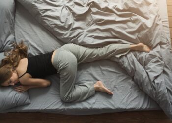Sleep Hacks – 3 Tricks To make yourself fall asleep quickly